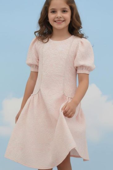 صورة فستان لحمي بنقشة الجاكار مزين بلؤلؤ